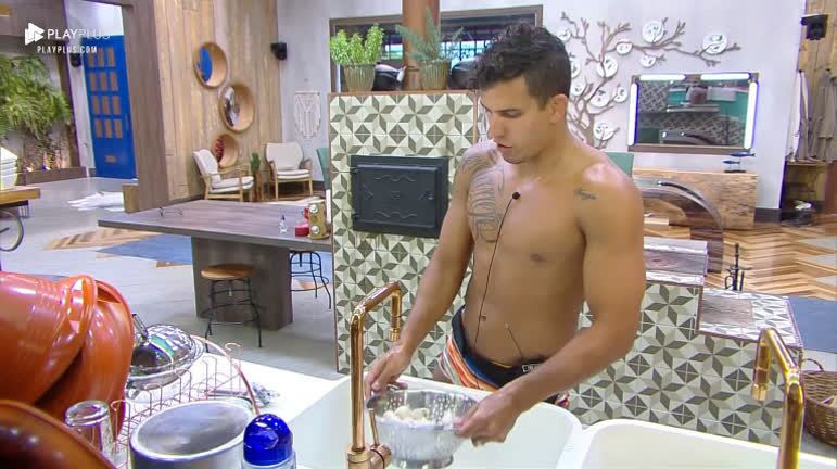 Brincalhão, o atleta se comparou com o apresentador e cozinheiro Rodrigo Hilbert ao preparar o almoço para os peões. "Viu Rodrigo Hilbert?! Pensa que é só você que faz tudo? Me acho mais bonito que você."