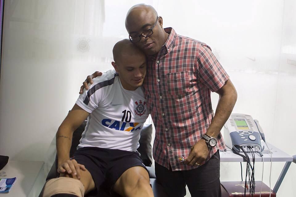 Recuperando-se de uma lesão no joelho direito, Fabio Santos também foi prestigiado pelo Spider