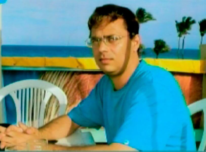 Eles
acionaram a polícia, que encontrou o corpo do professor. Ao lado do corpo dele
foi encontrada uma faca suja de sangue