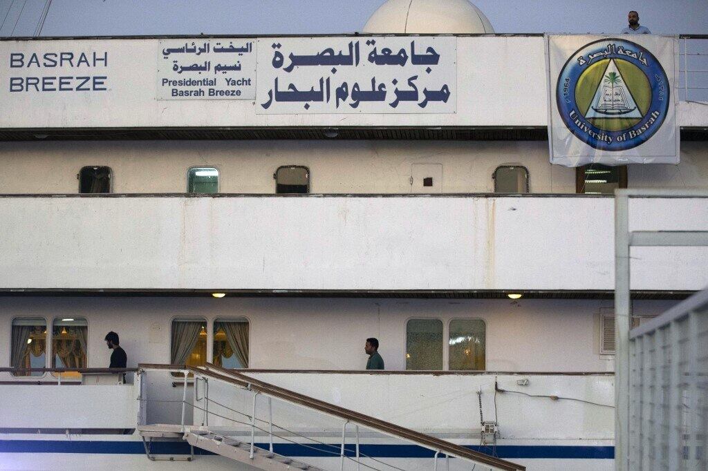 O ex-diretor do patrimônio de Basra Qahtan al-Obeid conta que o barco foi bombardeado por vários dias em março de 2003, 'mas nunca afundou completamente'. Nas imagens feitas por um fotógrafo da AFP em 2003, o 'Al-Mansur' é visto flutuando no rio, com o convés superior manchado por um incêndio causado por bombardeios