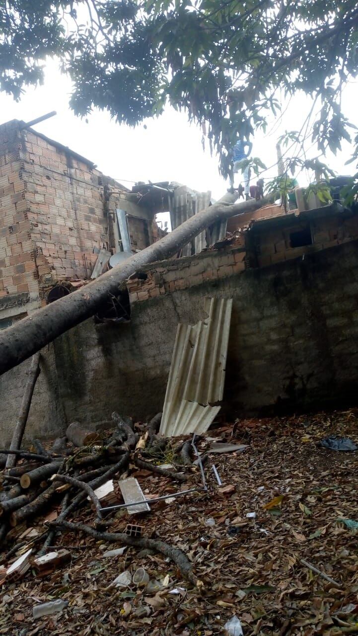 Parte do muro foi destruída