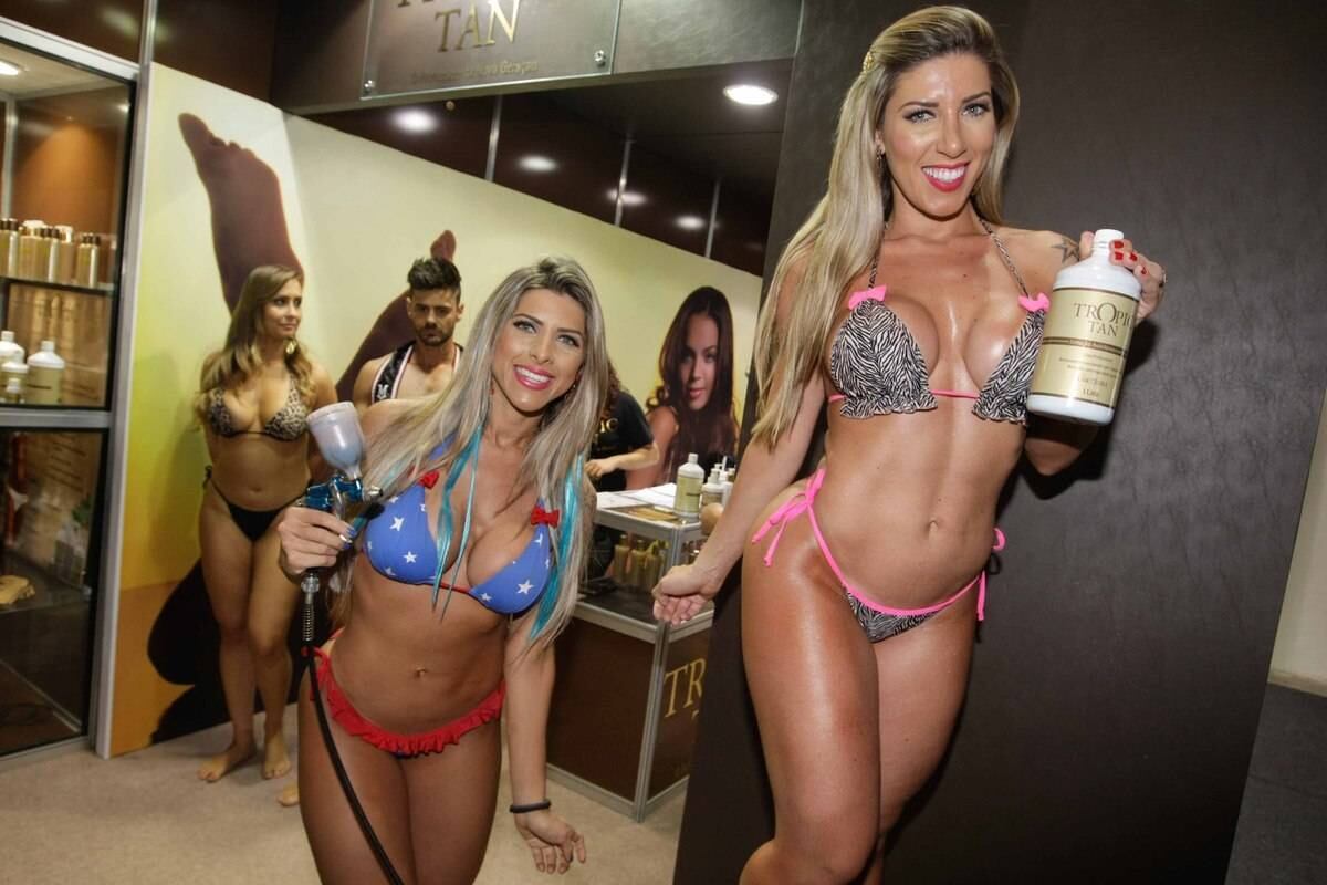 Prontas para o verão! Irmãs Minerato usam biquíni em feira de beleza e fazem bronzeamento artificial