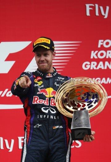 Atual tetracampeão, Sebastian Vettel, da Red Bull, correrá nesta temporada com o número 1 e teve a preferência nas escolhas. A partir de 2015, o alemão assumirá o número 5. Será que esta já seria uma menção ao pentacampeonato? 