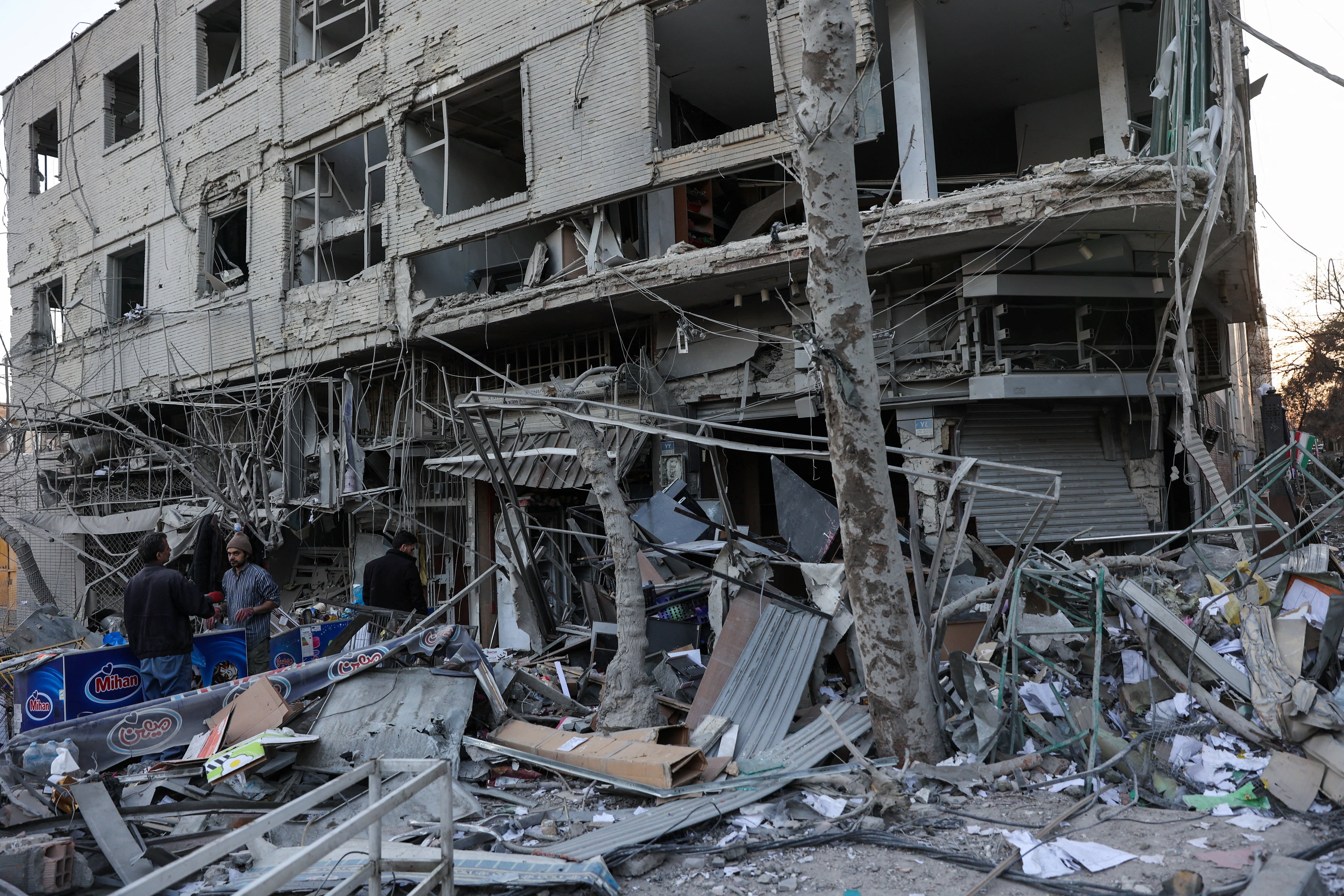 Detritos espalhados pela rua após um ataque conjunto de Israel e dos EUA a uma delegacia de polícia, em meio ao conflito entre EUA e Israel com o Irã.