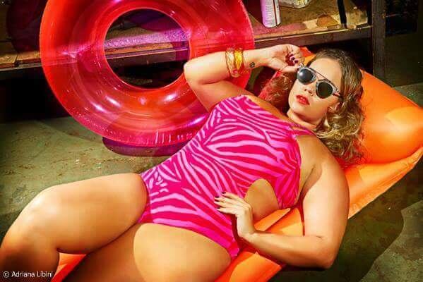 Ela
diz que “ficou chocada e muito triste” com o que aconteceu. Mas que sentiu que
pode ser um exemplo, mais uma vez, para muitas meninas que precisam aceitar os
seus corpos como eles são