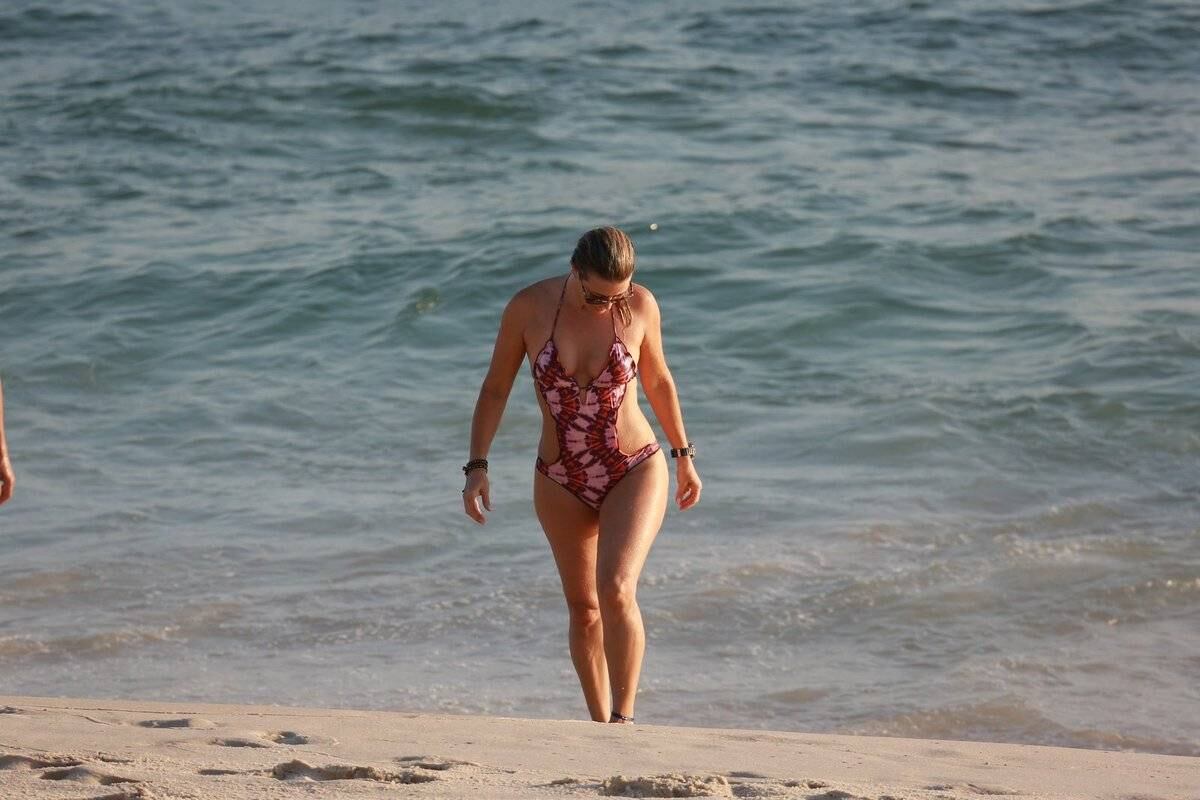 Aos 47 anos, Christine Fernandes exibe o corpão em dia de praia