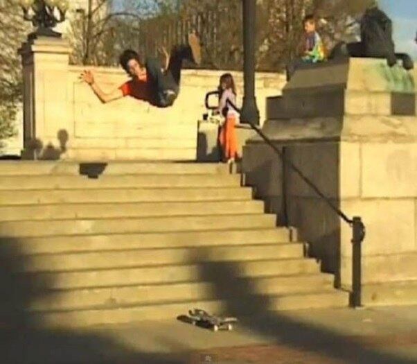 Foi tentar fazer o que não sabia e se ferrou! As costas desse sujeito devem estar doendo até agora