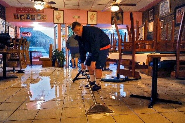 Alagamento invade restaurante na cidade de Georgetown, na Carolina do Sul