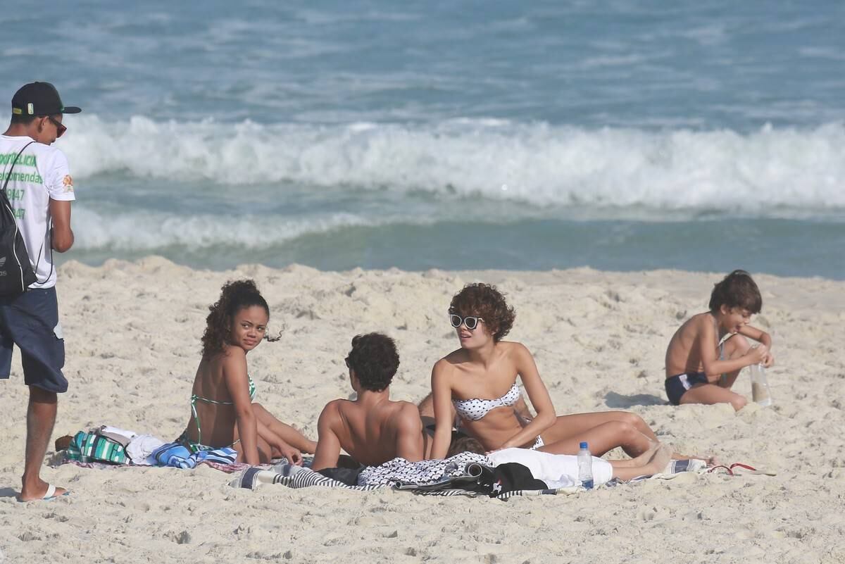 Sophie Charlotte e Daniel Oliveira curtem dia de praia na Barra da Tijuca, no Rio