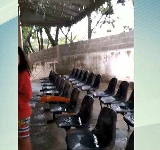 Cadeiras da unidade de saúde ficam molhadas