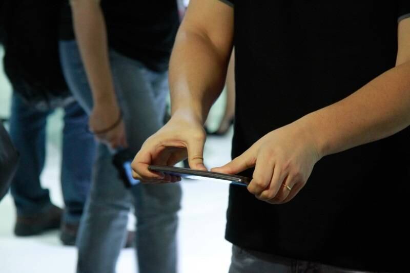 O design curvo é flexível. Ele volta ao seu formato mesmo depois de receber grande pressão na superfície. A gerente geral de vendas, Bárbara Toscano, disse que o design do aparelho foi baseado em pesquisas que indicaram um formato que se adequasse melhor ao corpo