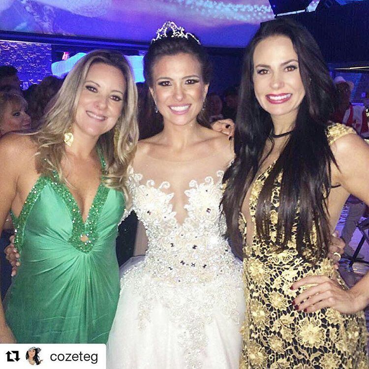 Já Kamilla Salgado tirou várias fotos ao lado das amigas 