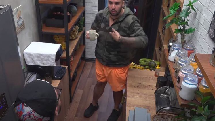 A confusão entre as esposas respingou também nos maridos. Pe Lanza tentou esclarecer o ocorrido com Mila, que prontamente saiu em defesa de Dai, mas os dois não conseguiram se acertar