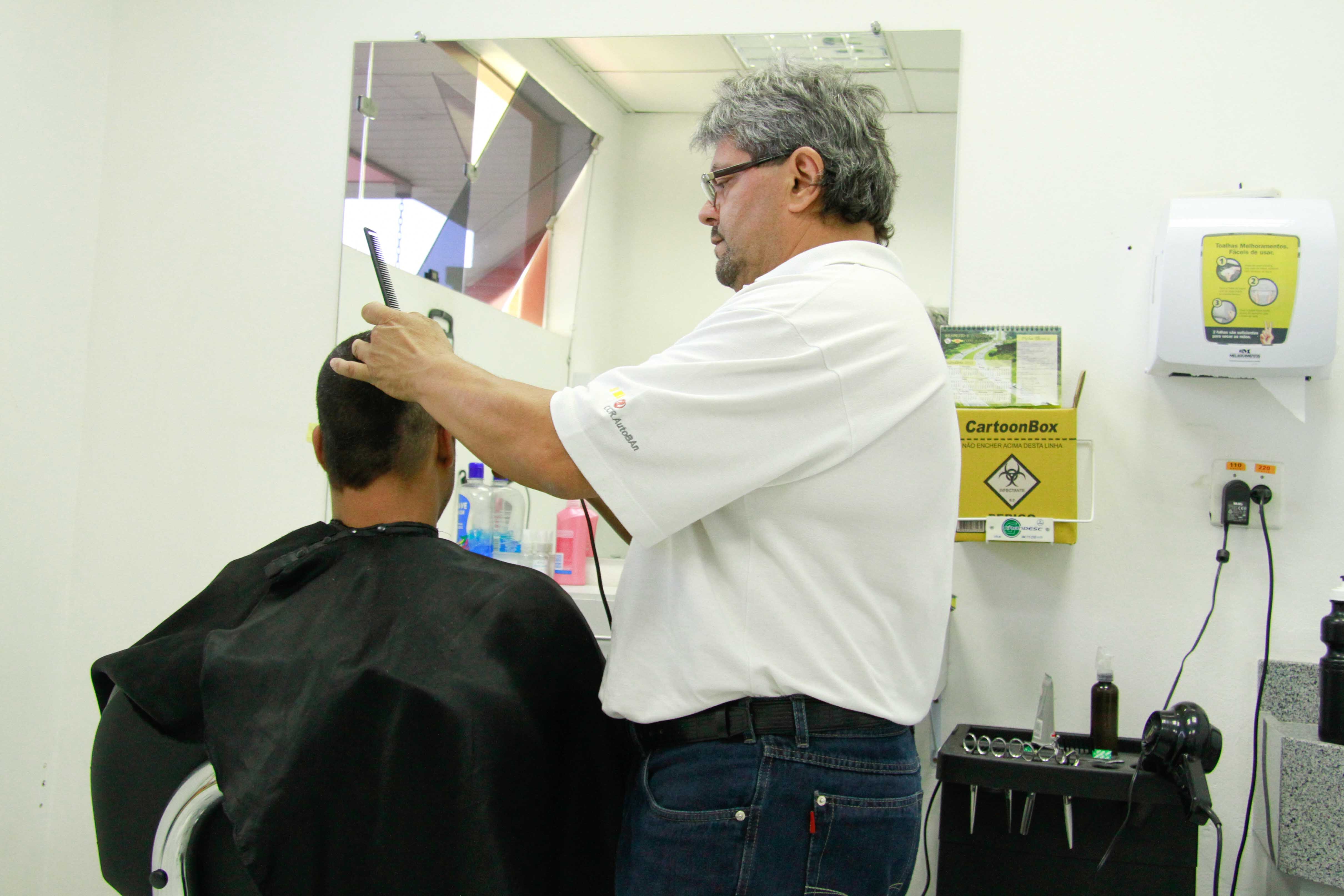 O corte de cabelo é outro serviço oferecido. O local está no km 56 da Bandeirantes e funciona de segunda a sexta-feira, das 8h30 às 12h30 e das 13h30 às 21h30