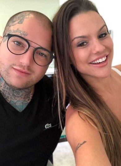 Carol Dias aderiu ao tratamento com o tatuador