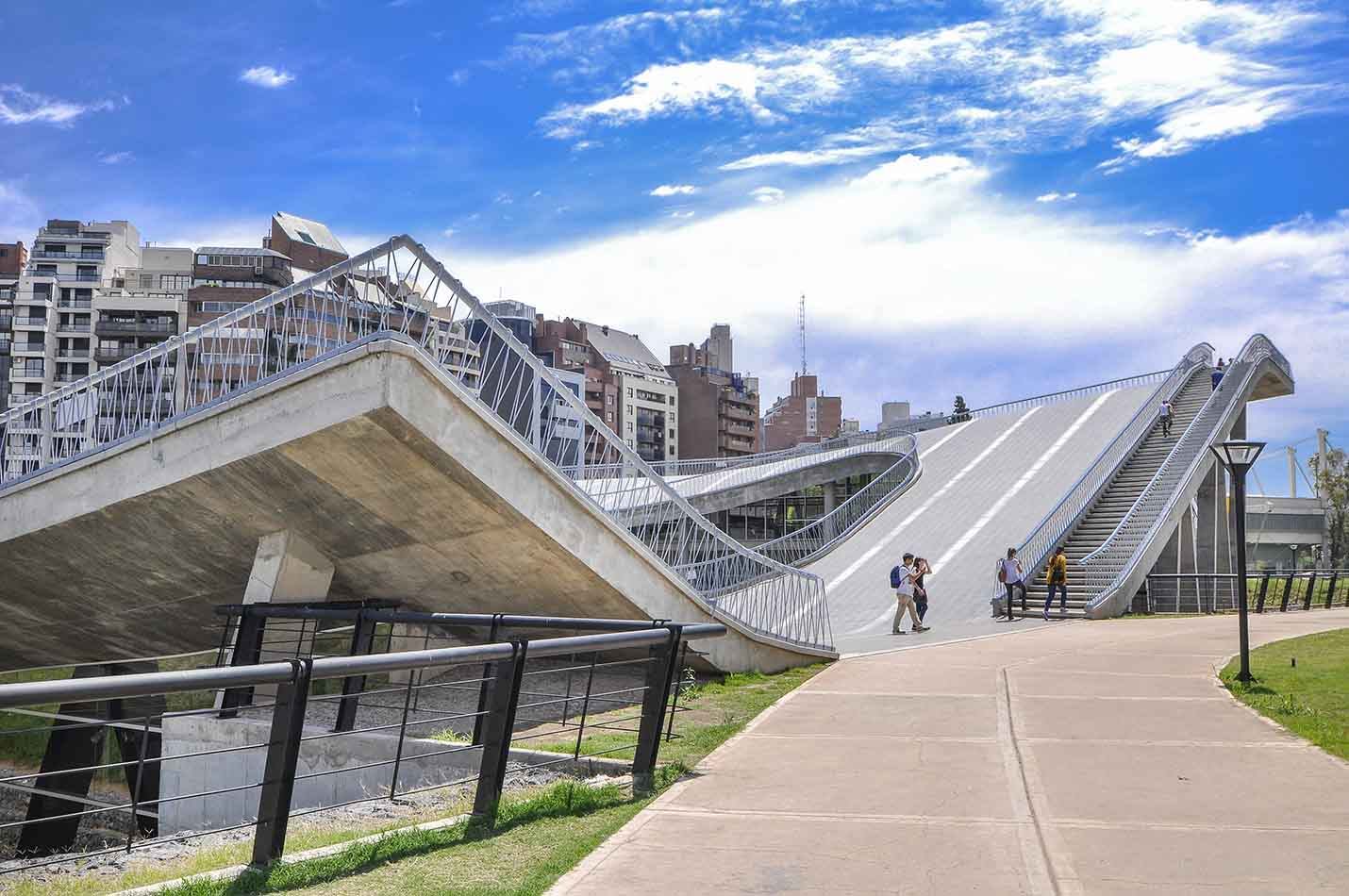 Córdoba é a segunda maior cidade da Argentina, com 1,2 milhão de habitantes; sede de universidade e dona de rico patrimônio histórico, ela mistura tradição e modernidade. Na foto, o Centro Cultural Córdoba, nos arredores do Parque Sarmiento
Leia a reportagem especial de Miguel Arcanjo Prado: Córdoba é cidade jovem, histórica e intelectual da Argentina