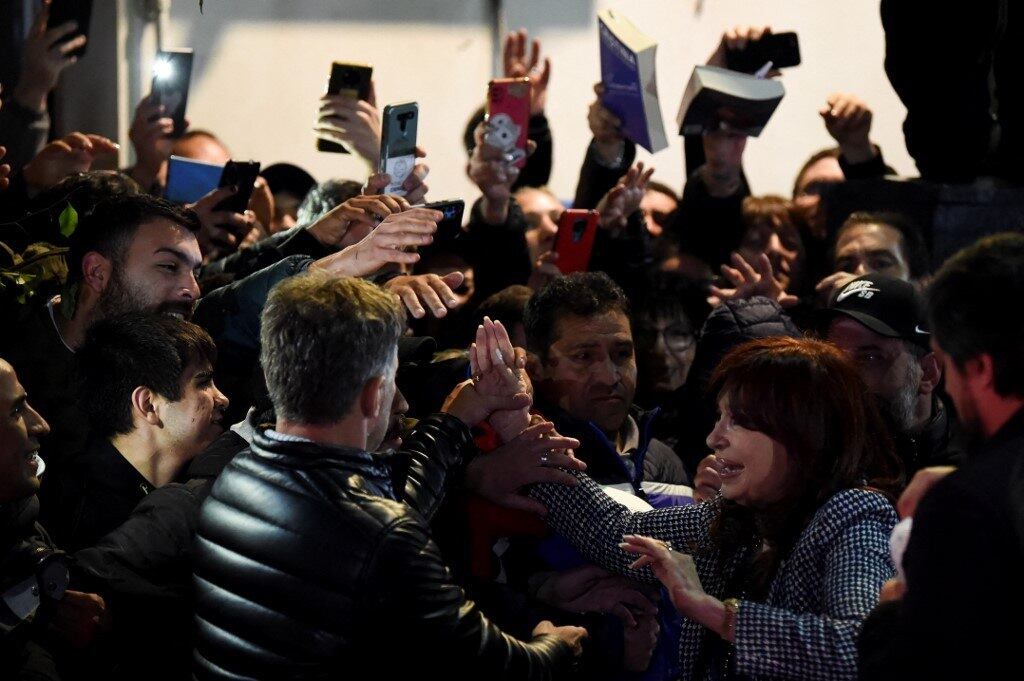 Momento em que a vice-presidente da Argentina é alvo de atentado