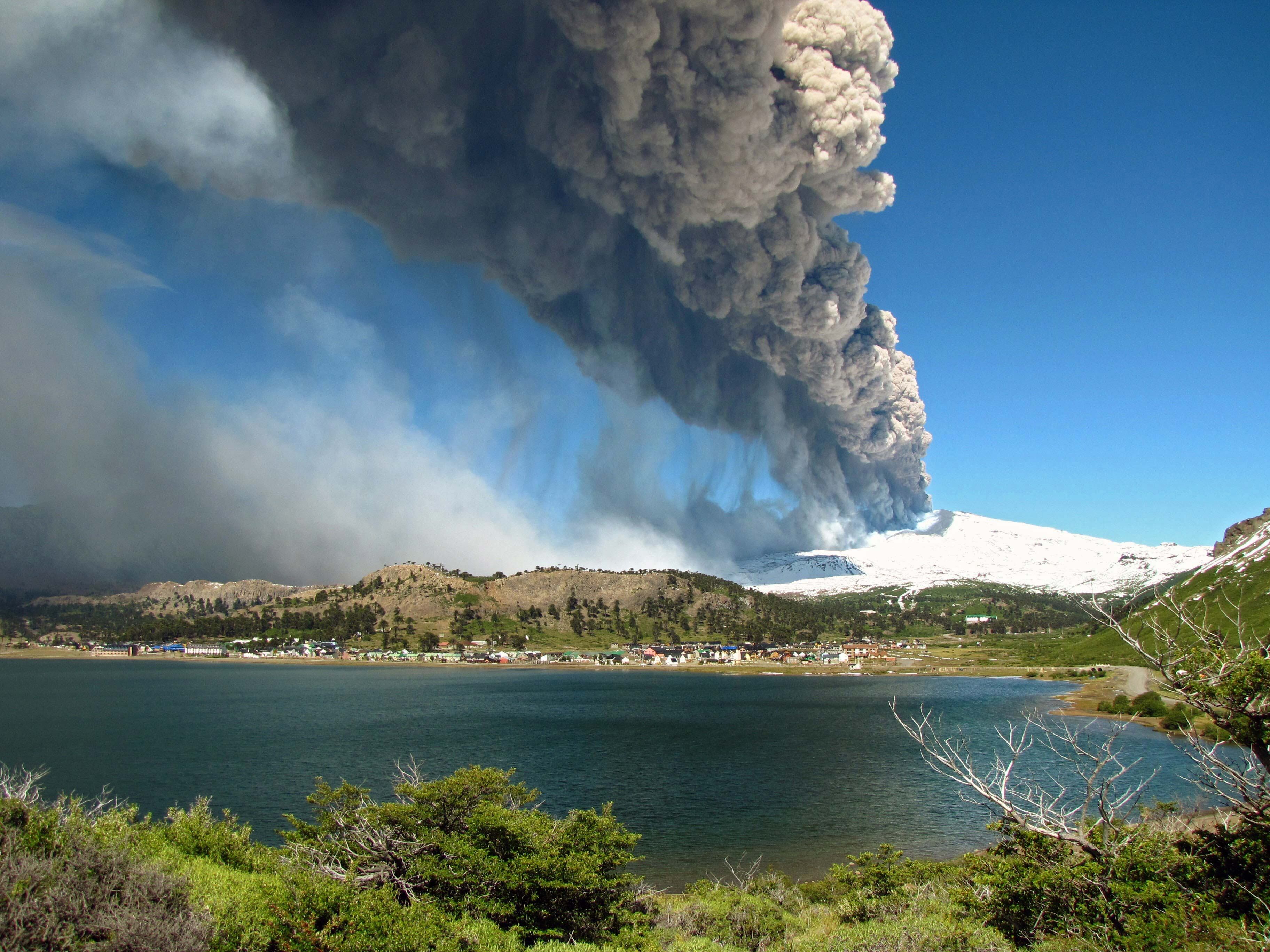 No sábado (foto), o vulcão Copahue, localizado na região de Bio Bio, começou a cuspir uma nuvem de cinzas incomum, o que alertou vizinhos

