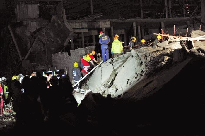 Uma pessoa morreu, e mais de 50 podem estar sob os escombros, nesta terça-feira (19) , depois do desabamento de um shopping em construção perto da cidade sul-africana de Durban, anunciaram as autoridades.

Uma porta-voz da polícia, Mandy Govender, informou que uma pessoa morreu, e outras 26 foram resgatadas dos escombros.

"Era um shopping center em construção, e a maioria dos que ficaram presos era operário da obra", explicou Govender.

Paramédicos estão usando cães farejadores e equipamentos especializados para encontrar sobreviventes sob restos de concreto e pilhas de vergalhões
