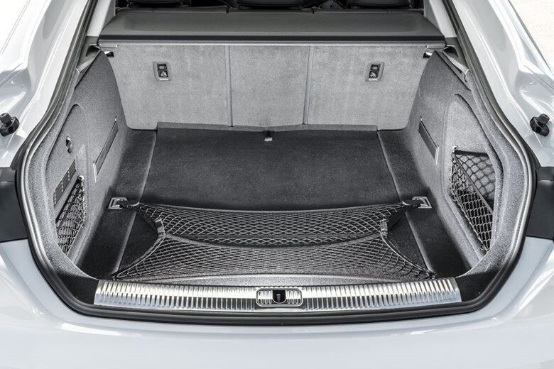 O bagageiro tem 480 litros de capacidade e conta com acionamento elétrico para abertura e fechamento da tampa
