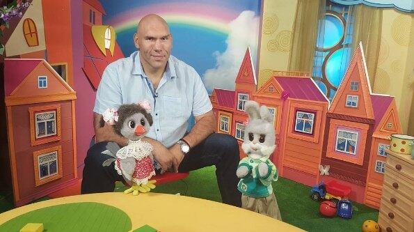 Aos 43 anos, o grandalhão será um dos apresentadores do "Grande
Mágico Bom", programa infantil de maior sucesso na televisão russa