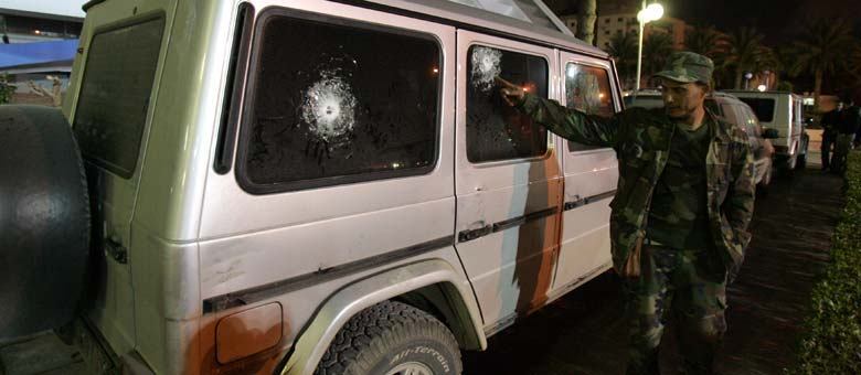 Ataque em Benghazi
Antes da recente série de escândalos envolvendo esquemas de espionagem por parte do governo americano, os republicanos tinham como alvo principal as falhas de segurança que, em novembro de 2012, facilitaram um ataque ao Consulado dos EUA em Benghazi, na Líbia, causando a morte do embaixador dos Estados Unidos no país, Christopher Stevens, e de outros três americanos.
A tragédia em Benghazi foi trazida à tona nos últimos dias com a nomeação da atual embaixadora dos EUA junto à ONU, Susan Rice, como a nova assessora de segurança nacional do presidente Obama.
Vários congressistas americanos lembraram que Rice não pôde substituir a ex-secretária de Estado Hillary Clinton no cargo porque a Casa Branca sabia que não contaria com a aprovação do Congresso, que questionaria a nomeação