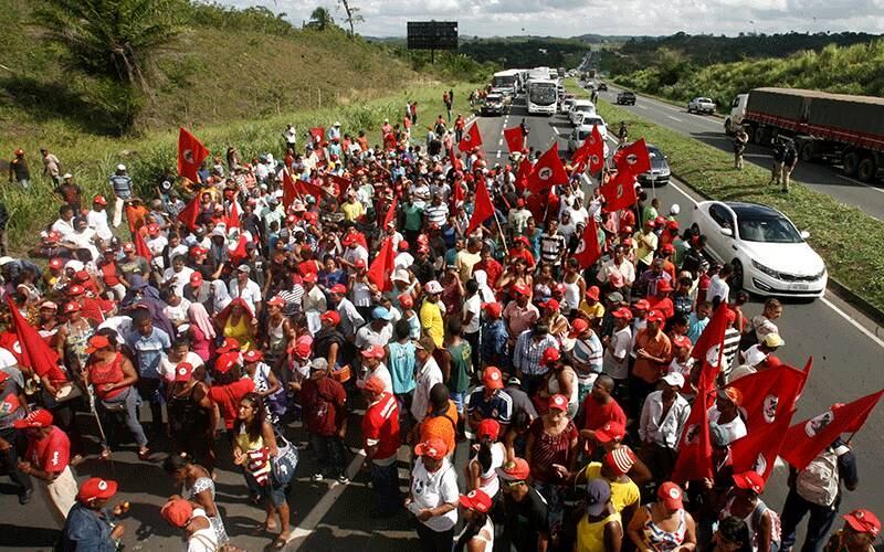 Militantes do MST (Movimento dos Trabalhadores Sem-terra) bloquearam o quilômetro 603 da BR-324, no sentido Salvador (BA), na manhã deste sábado. O bloqueio feito pelos manifestantes com um minitrio elétrico atravessado na via ocorreu em protesto contra o impeachment da presidente Dilma Rousseff
