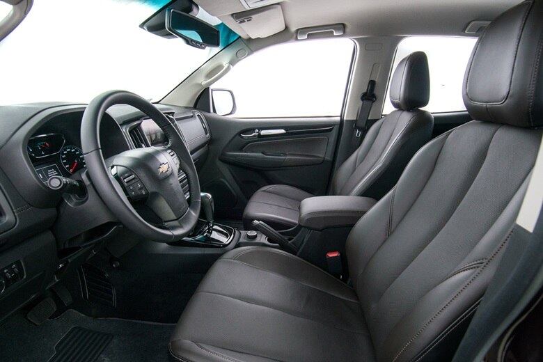 O acabamento LTZ é o único disponível (o mesmo da S10 High Country 2017), assim como a configuração para sete pessoas. A direção agora passa a ter assistência elétrica