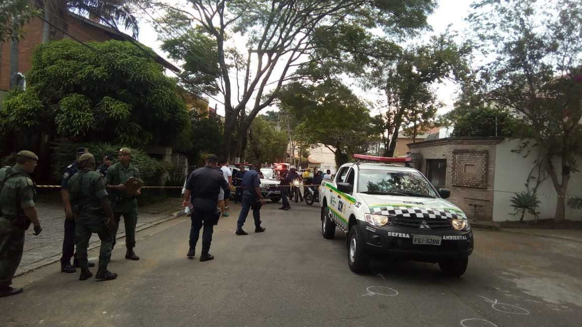 Segundo a Polícia Militar, houve troca de tiros durante a perseguição. Os suspeitos estavam com armamento pesado