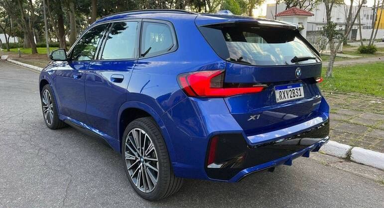 Rodas são de 20 polegadas com acabamento cinza grafite e cinza claro com detalhes estriados