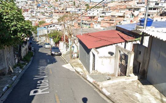 Suspeito foi preso em flagrante próximo ao local do crime