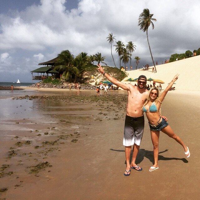 O casal posou com a linda paisagem da Praia da Pipa ao fundo