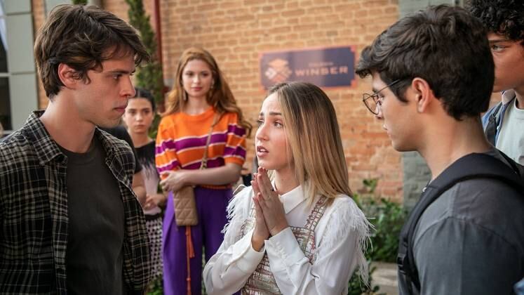 Reflexiva após ouvir a toda a história de Dalila, Mirela preferiu não ir para a escola e Gustavo culpou Erick pela ausência da namorada. Ele provocou o garoto, que revidou. Mais tarde, a garota foi até o colégio para apartar a briga dos dois e pediu que eles fizessem as pazes. A influenciadora ainda deixou o caminho livre para o amigo se acertar com Verônica