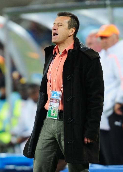 Em seus primeiros compromissos como técnico da seleção brasileira, Dunga adotou um estilo mais tranquilo e ainda não apareceu com as suas camisas coloridas 

Vídeo: Criticada pelos "modelitos" de Dunga, filha do técnico não desiste da moda
