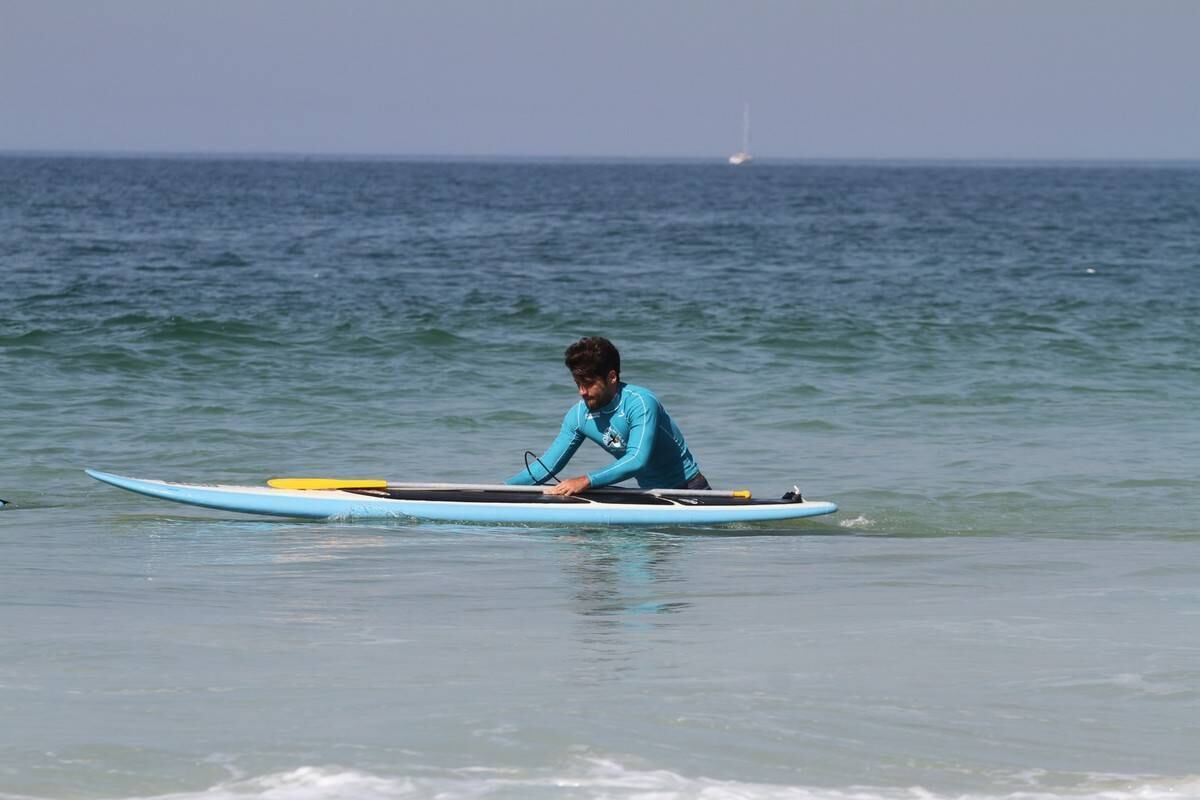 Bruno Gagliasso e Ricardo Pereira praticam stand up paddle na praia da Barra da Tijuca, no Rio