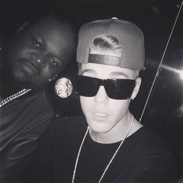 01. Justin Drew Bieber, de 20 anos, é um cantor e compositor de música pop e R&B canadense. Nesta selfie, o artista está em uma festa com seu amigo. A imagem recebeu 12,389,220 curtidas