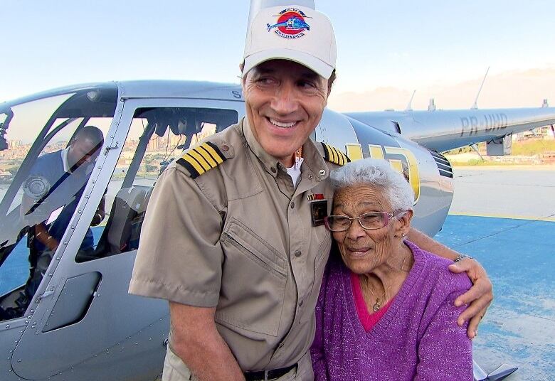 E também não perde a oportunidade de acompanhar as
notícias na televisão com o Comandante Hamilton, a quem chama carinhosamente de
“Capitão Amigo”. O jornalista ficou feliz em receber sua fã: "A Sra. veio abençoar
nosso voo"