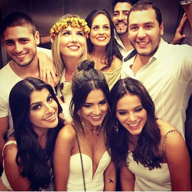 Quem também está em Floripa com Marquezine é Manu Gavassi, que se esbalda com a atriz em diversas festas por lá