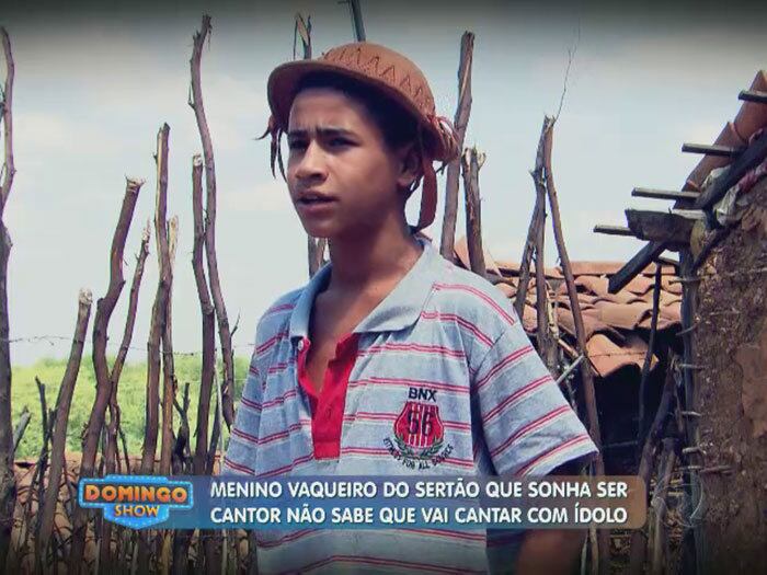 Enquanto a maioria dos moradores da pequena cidade cuidam da plantação de uva ou de animais, os pais do sonhador ganham a vida colhendo material reciclável. Vitor e mais um irmão dormem na parte de fora da casa para dar espaço à família: "No comecinho da noite faz calor, mas quando chega as oito horas é frio, bem frio mesmo. Aí tem que aguentar do lado de fora", diz Vitor acostumado com a situação


+ Aproveite e confira as matérias do programa Domingo Show

+ Já curtiu a página do Domingo Show no Facebook? É só clicar!

+ Siga o Domingo Show no Twitter e receba todas as notícias do programa


