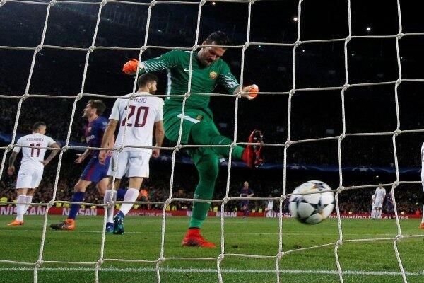 O goleiro Alisson, destaque da Roma na temporada 2017/18, não evitou a derrota de sua equipe por goleada para o Barcelona (4 a 1)