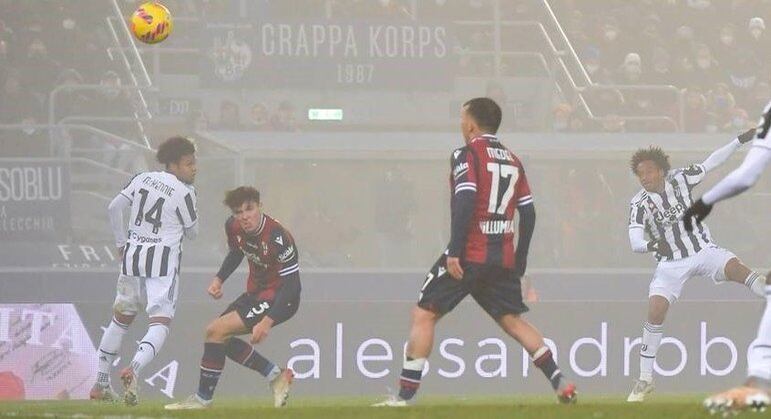Na neblina, detalhe do arremate de Cuadrado para Bologna ( X 2 Juventus