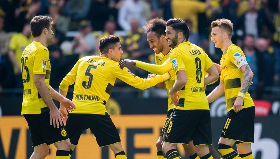 O jogo também foi marcado pelo uso da tecnologia, que foi determinante para validar o primeiro gol do Werder, após o goleiro Burki defender uma bola que ultrapassou a linha do gol, em um lance muito rápido. O resultado levou o Dortmund a 64 pontos, na terceira colocação que o leva à Liga dos Campeões de 2017/2018 