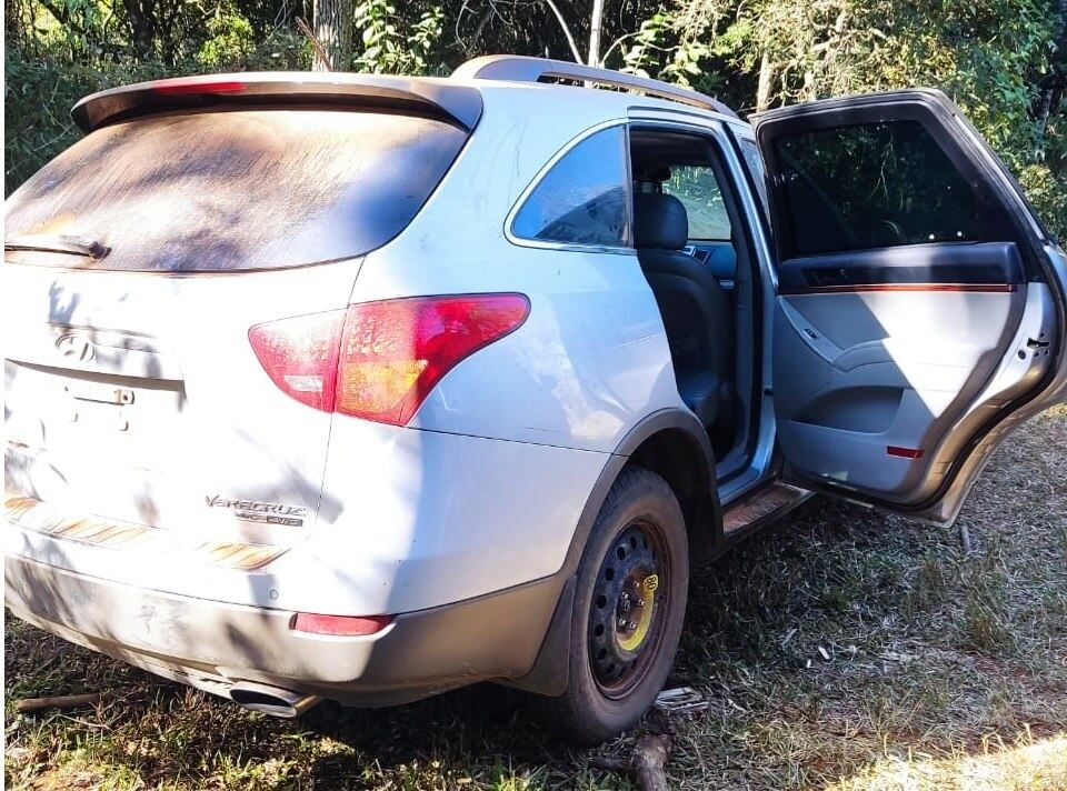 Veículos foram encontrados em matas