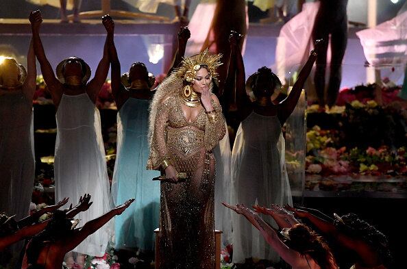 A apresentação teve muitas referências religiosas