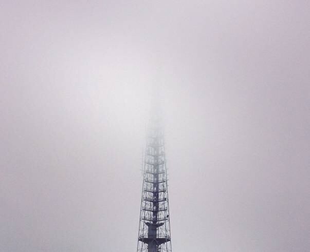 Neste registro, a Torre de TV, no Eixo Monumental aparece parcialmente encoberta em um dia nublado. A estrutura tem 224 metros de altura e foi inaugurada em 1965