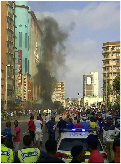 Na maior cidade da África do Sul, Johannesburgo, o comércio fechou as portas na quarta-feira (15), por conta de boatos espalhados por meio de mensagens de texto que diziam que haveriam mais ataques a estrangeiros na região