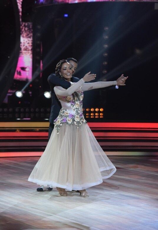 Para relembrar as férias com as primas em um parque de diversão, Alinne Prado dançou a tradicional valsa. Ela e Jefferson, seu parceiro, se emocionaram ao som de Dona, do Roupa Nova, em homenagem à família dela. Os jurados se impressionaram com a delicadeza de Alinne, mas pediram mais atenção 