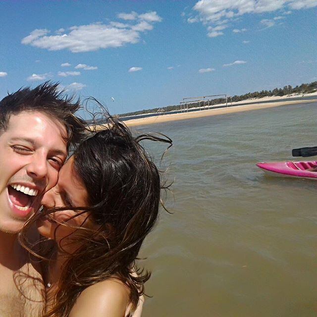 Os dias de Fábio Porchat solteiro chegaram ao fim! O humorista engatou um romance com Nataly Mega, uma das produtoras do Porta dos Fundos. Ele tornou o romance público em sua conta no Instagram, ao postar uma foto ao lado da eleita, curtindo as férias em Jericoacoara