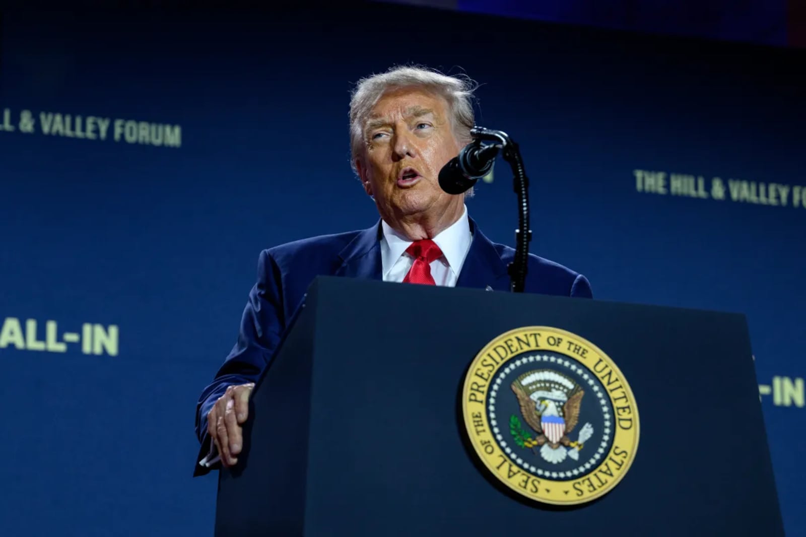 Trump defende vinda de especialistas estrangeiros para treinar trabalhadores nos EUA