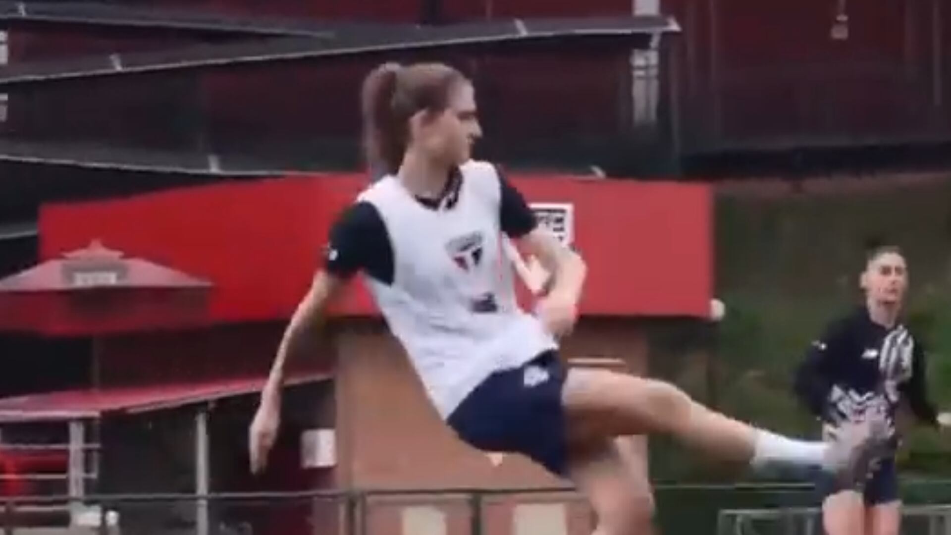 Zagueira Camila Barbosa treina pelo São Paulo